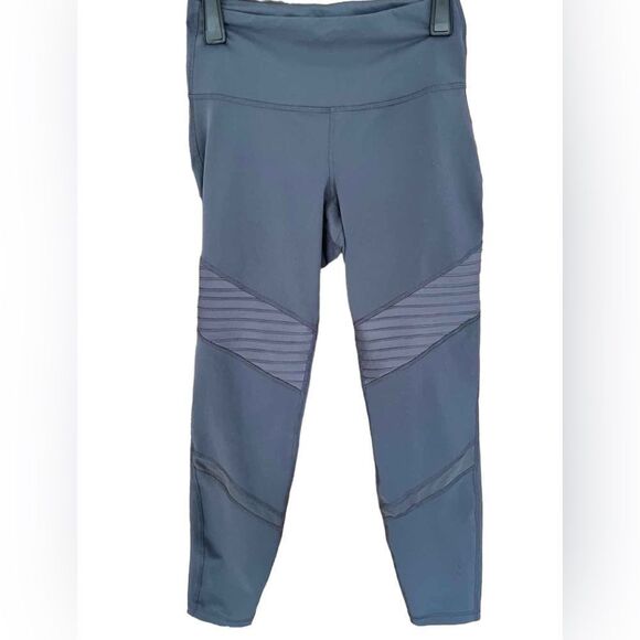 Old Navy Active Go Dry Leggings Size M
Gray,  Full Length Stretch - Picture 2 of 5